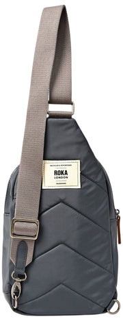 Roka Willesden Große Umhängetasche aus recyceltem Nylon – Beluga Grey