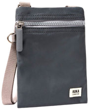 Roka Chelsea XS Umhängetasche aus recyceltem Nylon – Beluga Grey