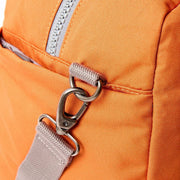 Roka Gatwick Kleine Reisetasche aus recyceltem Canvas – Atomic Orange