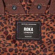 Roka Canfield B Mittelgroßer Rucksack aus recyceltem Canvas – Mini Leopard Brown