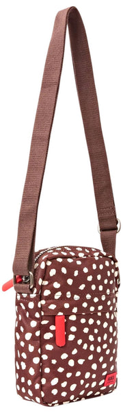 Roka Bond Umhängetasche aus recyceltem Canvas – Brauner Fleck