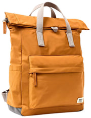 Roka Canfield B Mittelgroßer Rucksack aus recyceltem Nylon – Biskuitbraun