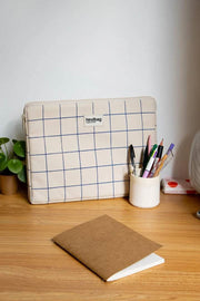 Hindbag Ava Kleine 13-Zoll-Laptoptasche – Gebrochenes Weiß/Blau kariert