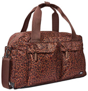 Roka Gatwick Mittelgroße Reisetasche aus recyceltem Canvas – Mini Leopard Brown