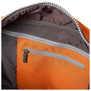 Roka Gatwick Mittelgroße Reisetasche aus recyceltem Canvas – Atomic Orange