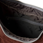 Roka Kleine Belsize-Handtasche aus recyceltem Taslon – Schokoladenbraun