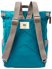 Roka Canfield B Mittelgroßer Rucksack aus recyceltem Nylon – Nordseeblau