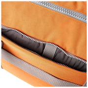 Roka Gatwick Kleine Reisetasche aus recyceltem Canvas – Atomic Orange