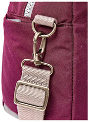 Roka Gatwick Kleine Reisetasche aus recyceltem Canvas – Kirschlackrot