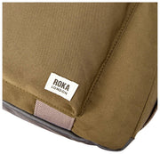 Roka Gatwick Mittelgroße Reisetasche aus recyceltem Canvas – Sea Spray Brown