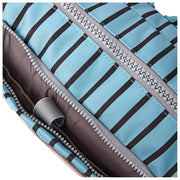 Roka Gatwick Kleine Reisetasche aus recyceltem Canvas – Blau gestreift