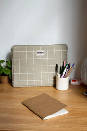 Hindbag Ava Kleine 13-Zoll-Laptoptasche – Salbeigrün/Weiß kariert