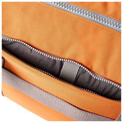 Roka Gatwick Mittelgroße Reisetasche aus recyceltem Canvas – Atomic Orange