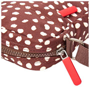 Roka Bond Umhängetasche aus recyceltem Canvas – Brauner Fleck