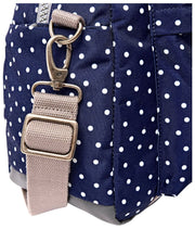 Roka Gatwick Kleine Reisetasche aus recyceltem Canvas – Marineblau gepunktet