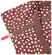 Roka Canfield B Mittelgroßer Rucksack aus recyceltem Canvas – Brauner Fleck