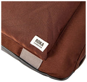 Roka Gatwick Mittelgroße Reisetasche aus recyceltem Canvas – Schokoladenbraun