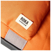 Roka Gatwick Kleine Reisetasche aus recyceltem Canvas – Atomic Orange