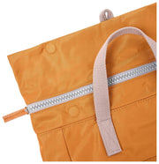 Roka Canfield B Mittelgroßer Rucksack aus recyceltem Nylon – Biskuitbraun