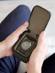 Stackers Mini-Reiseuhrenbox mit Reißverschluss – Olivgrün