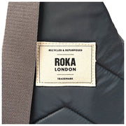 Roka Willesden Große Umhängetasche aus recyceltem Nylon – Beluga Grey