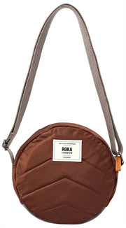 Roka Paddington Kleine Umhängetasche aus recyceltem Nylon – Rocky Road Brown