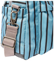 Roka Gatwick Kleine Reisetasche aus recyceltem Canvas – Blau gestreift