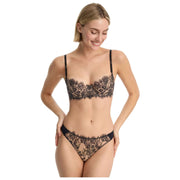 Skarlett Blue Entice Spitzen-Tanga vorne – Schwarz/Nylon-Hellbraun