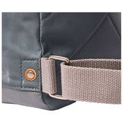 Roka Bantry B Kleiner Rucksack aus recyceltem Nylon – Beluga Grey