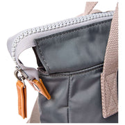 Roka Bantry B Kleiner Rucksack aus recyceltem Nylon – Beluga Grey