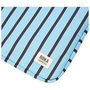 Roka Brick Lane Laptop-Hülle aus recyceltem Canvas – Blau gestreift