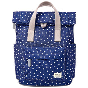 Roka Canfield B Kleiner Rucksack aus recyceltem Canvas – Navy Polka Dot