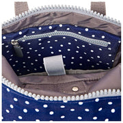 Roka Canfield B Kleiner Rucksack aus recyceltem Canvas – Navy Polka Dot