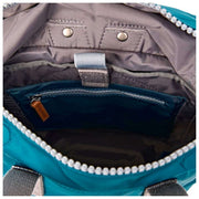 Roka Canfield B Kleiner Rucksack aus recyceltem Nylon – Nordseeblau