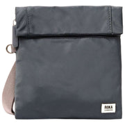 Roka Stratford Kleine Umhängetasche aus recyceltem Nylon – Beluga Grey