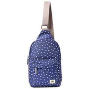Roka Willesden Große Umhängetasche aus recyceltem Canvas – Navy Polka Dot