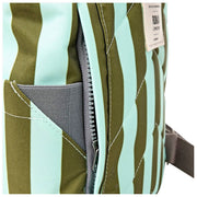 Roka Canfield B Kleiner Rucksack aus recyceltem Canvas – Moos gestreift/blau