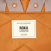 Roka Canfield B Mittelgroßer Rucksack aus recyceltem Nylon – Biskuitbraun