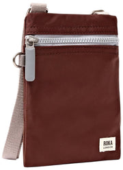 Roka Chelsea XS Umhängetasche aus recyceltem Nylon – Rocky Road Brown