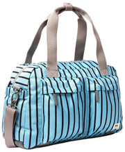 Roka Gatwick Kleine Reisetasche aus recyceltem Canvas – Blau gestreift