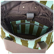Roka Canfield B Kleiner Rucksack aus recyceltem Canvas – Moos gestreift/blau