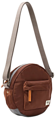 Roka Paddington Kleine Umhängetasche aus recyceltem Nylon – Rocky Road Brown