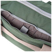 Roka Gatwick Kleine Reisetasche aus recyceltem Canvas – Thunderstorm Green