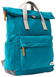 Roka Canfield B Mittelgroßer Rucksack aus recyceltem Nylon – Nordseeblau