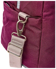 Roka Gatwick Mittelgroße Reisetasche aus recyceltem Canvas – Kirschlackrot