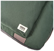 Roka Gatwick Mittelgroße Reisetasche aus recyceltem Canvas – Thunderstorm Green