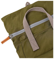 Roka Canfield B Kleiner Rucksack aus recyceltem Nylon – Schnittlauchgrün