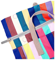 Roka Canfield B Mittelgroßer Rucksack aus recyceltem Canvas – breiter, bunter Streifen