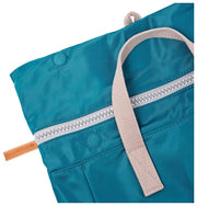 Roka Canfield B Mittelgroßer Rucksack aus recyceltem Nylon – Nordseeblau