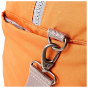 Roka Gatwick Mittelgroße Reisetasche aus recyceltem Canvas – Atomic Orange